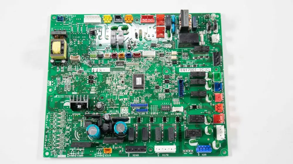 Grüne Steuerplatine von Daikin mit verschiedenen Bauteilen und Anschlüssen, typischer Einsatz in Heiz- und Kühlsystemen.